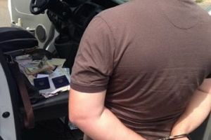 На Донеччині затримали керівника підрозділу ДМС, який незаконно переоформляв паспорти