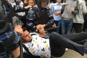 Акції протесту в РФ: у Пітері затримали вже близько 300 людей, у Москві – понад 120