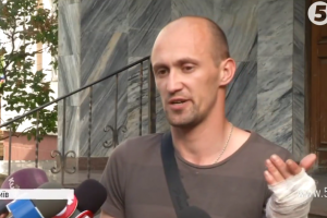 Наклали шість швів: У Києві водій маршрутки напав з ножем на ветерана АТО