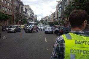 ФОТО: Таксі спричинило подвійне ДТП у Києві – проспект Перемоги стоїть у заторі