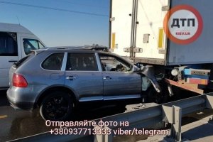 Смертельна ДТП та страшний затор: у Києві врізались фура Scania та Porsche Cayenne
