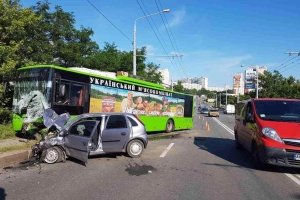 У Харкові зіштовхнулися легковик з тролейбусом, є загиблі