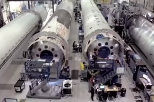 Голова компанії SpaceX Ілон Маск показав, як збирають ракети Falcon – відео