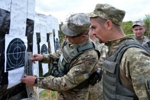 На Яворівському полігоні офіцерів та сержантів навчають воювати, як в АТО – фоторепортаж