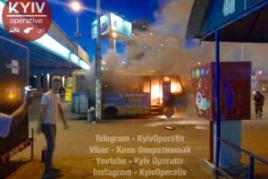 Дим та полум'я: У Києві біля метро вщент вигоріла маршрутка – відео