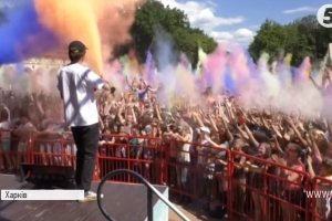 600 кг фарби і тисячі усмішок: у Харкові провели масштабний Holi Fest
