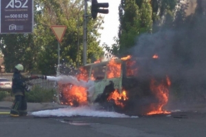 У Києві на Подолі палав Volkswagen &ndash; фото