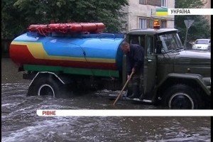 У Рівному затопило вулиці середмістя [відео]