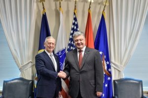 "Від патріота – патріоту": Міністр оборони США подарував Порошенку спільне фото