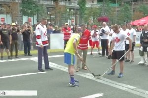 У Києві 150-річчя Канади відзначили хокейними матчами посеред Хрещатика