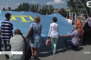 "Агресію першими зустріли кримські татари": у Запоріжжі підняли кримськотатарський стяг