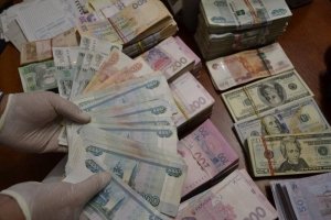 Купа готівки та золота: в Сумах розкрили тіньовий центр, що фінансував терористів Донбасу