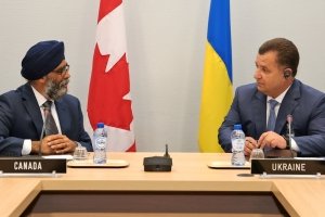 Полторак обговорив з міністром оборони Канади оборонні закупівлі