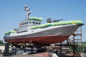 На озброєнні гармата, кулемет та ракетні комплекси: як у Києві на воду артилерійський катер "Гюрза-М" спускали
