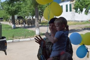 "Квіти і теплі обійми рідних": Із фронту до Одеси повернулися морпіхи - фото