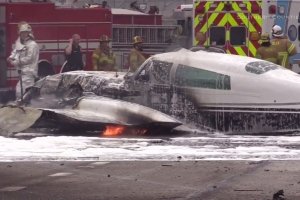 У США літак Cessna 310 впав на автобан – перші фото з місця події