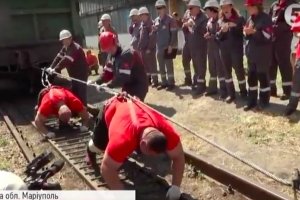 Новий рекорд України: Три силачі зрушили з місця залізничний потяг завантажений металом