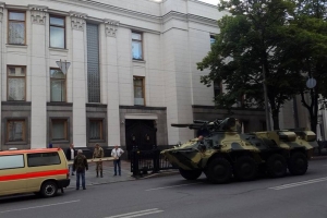Прес-служба парламенту пояснила, навіщо до Ради під'їхала військова бронетехніка