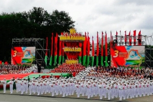 День Незалежності по-білоруськи: як Мінськом танки та трактори рушили – ФОТО