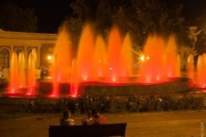 У самому серці Одеси фонтан створює справжнє кольорове шоу – ФОТО