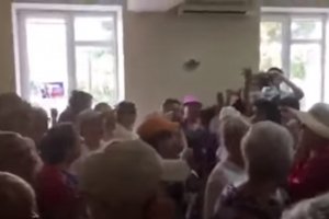 "Бабусі Путіна": у Росії прихильниці "лідера" розгромили штаб Навального