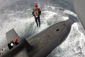 Імітація запуску ядерної ракети: Макрон спустився під воду на атомній субмарині – фотозвіт