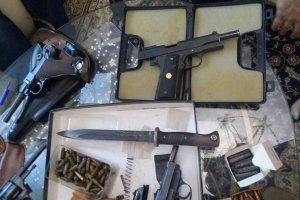Автомати, пістолети, гвинтівка Мосіна і багато іншого: СБУ ліквідувала мережу з контрабанди і збуту зброї – фотозвіт