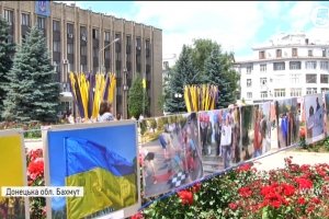 Величезний прапор та квіти: Бахмут відзначає річницю звільнення
