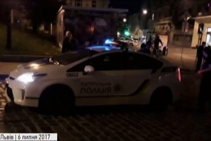 У Львові автомобіль патрульних збив жінку