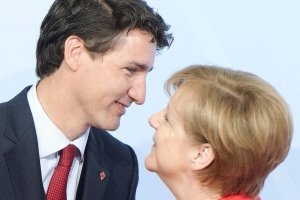 Як Меркель лідерам G20 руки тиснула - відео