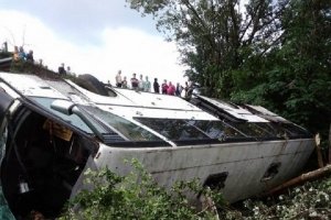 ДТП на Тернопільщині: Автобус із 45 туристами злетів в урвище – є постраждалі