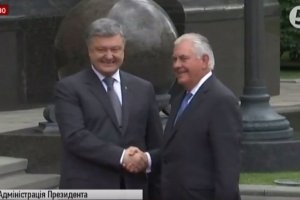 Дерсекретар США Тіллерсон прибув до АП: як його зустрів Порошенко – відео