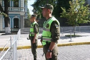 У Києві в урядовому кварталі посилено патрулює поліція та Нацгвардія