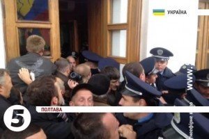 Незгодні з підвищенням тарифів ЖКП полтавці штурмували міськраду