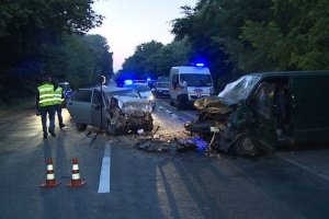 ДТП на Вінниччині: легковик виїхав на зустрічну та протаранив мікроавтобус