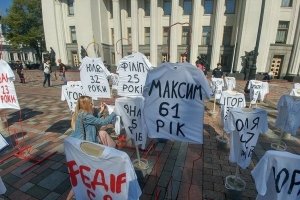 Пам'ятник жертвам популізму: під ВР прихильники медреформи провели моторошний флешмоб – фото