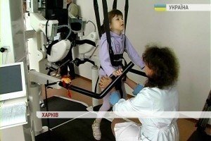 На всю Україну є лише 8 сучасних пристроїв для лікування дітей з ДЦП [відео]