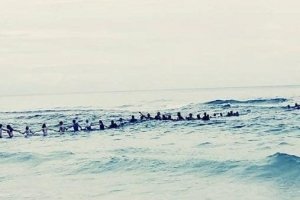 У США 80 людей створили живий ланцюг, щоб врятувати віднесених у море