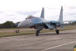 Ще більше фігур вищого пілотажу: Українські пілоти Су-27 готують до авіашоу Великій Британії – відео