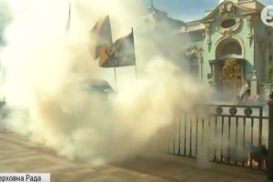 Сутички, фаєри й дим: У Києві активісти перекрили рух вулицею Грушевського – фото