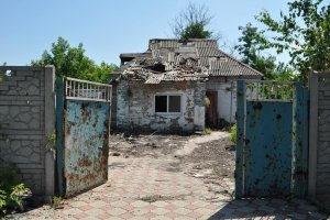 "Запальний снаряд у даху": Як Мар'їнка оговтується після ворожих обстрілів – фото