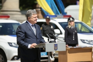Трохи про асоціацію та багато про довіру: як Порошенко поліцейським Тернопільщини патрульні Mitsubishi вручив