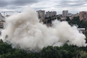 У мережі з'явилося видовищне відео підриву аварійної недобудови у центрі Харкова – відео