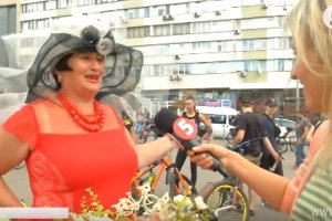 У сукнях та на підборах: модниці влаштували дівич-велопробіг центром Києва – відео