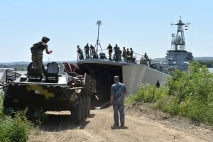 Миколаївські десантники з бронетехнікою вийшли в Чорне море