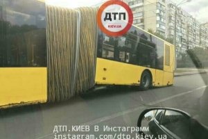 У Києві прямо під часу руху навпіл "розвалився" автобус – фото