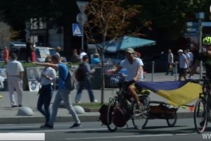 2800 км за два тижні: Із Франції до України приїхали двоє мандрівників на 