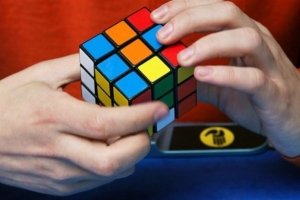 Рекордний швидкубінг: У Парижі проводять чемпіонат світу зі складання кубика Рубика