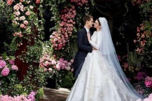 Одна з ангелів Victoria's Secret показала весільні фото, які трималися в секреті