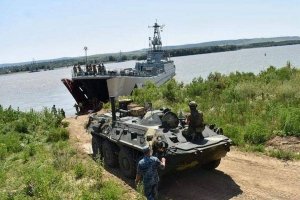В повітрі, на морі та на землі: як проходять тактичні навчання бригад ВДВ – фотогалерея